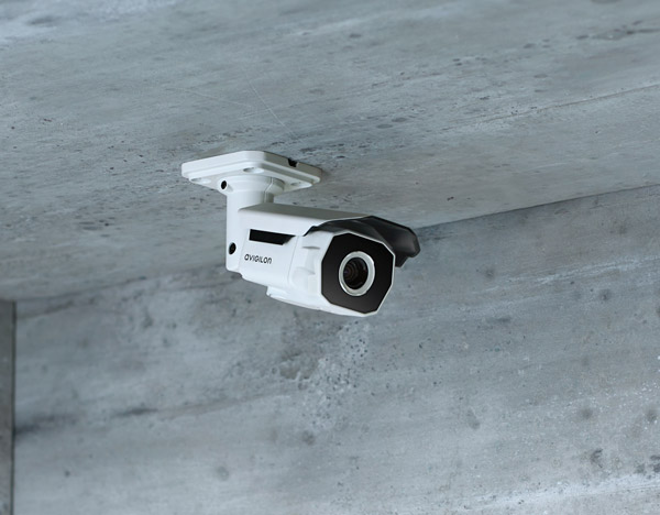 Видеокамера высокой четкости со встроенной адаптивной ИК-подсветкой